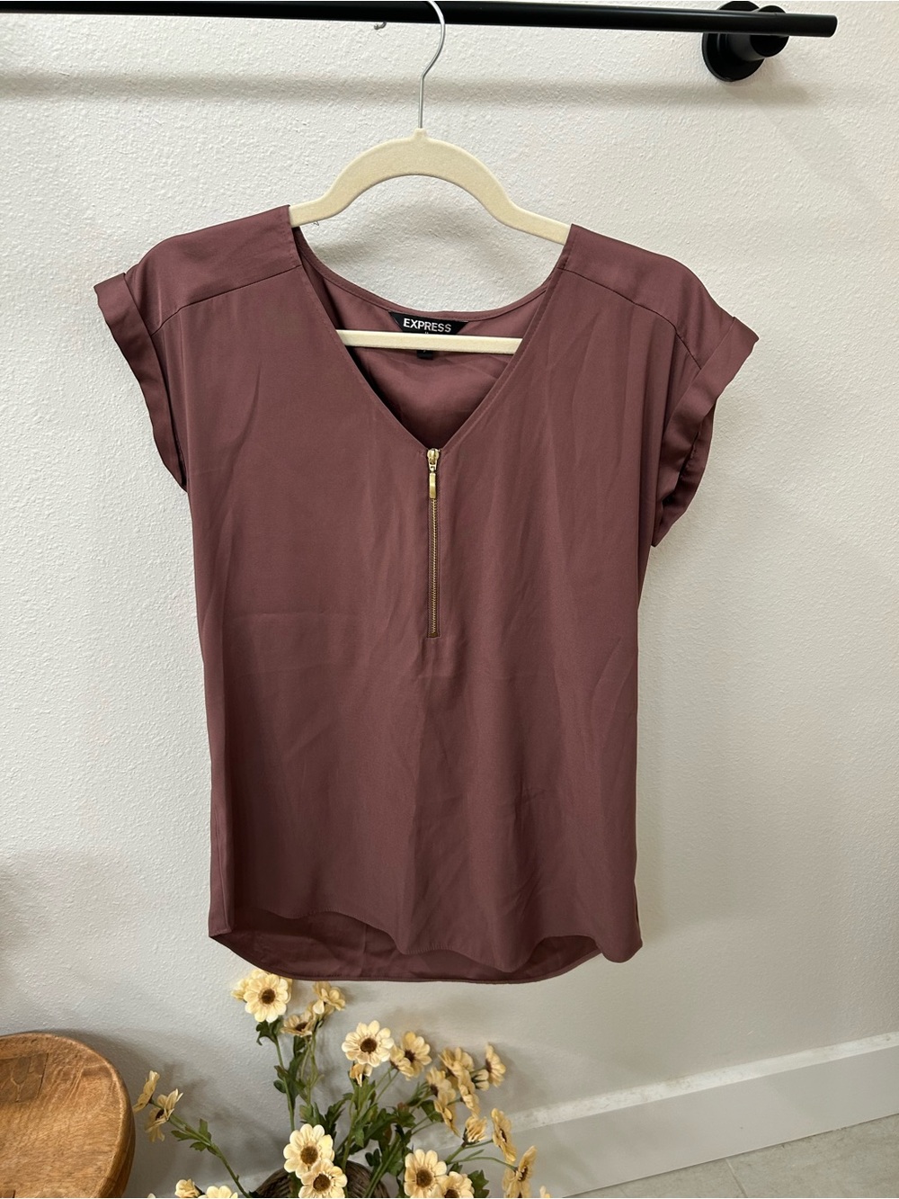 Express Mauve Short-Sleeve V-Neck Zip Blouse